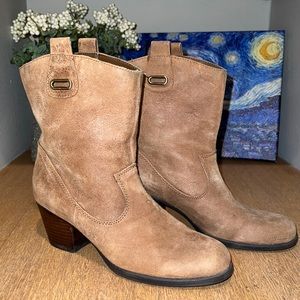 Beautiful Bandolino boots, great for dresses, skirts or jeans. Genuine leather